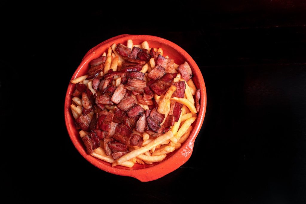Porção de batata com bacon